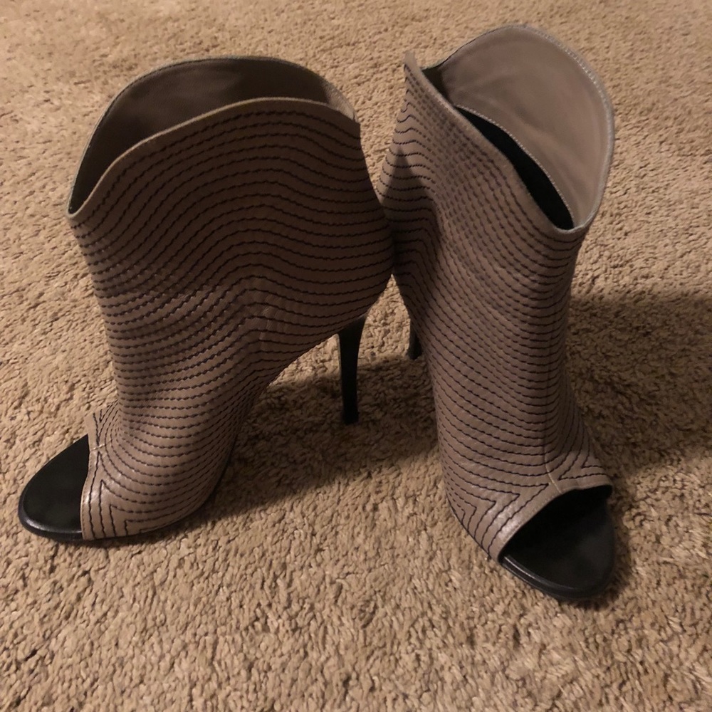 Giuseppe Zanotti scallop cowhide peep toe bootie